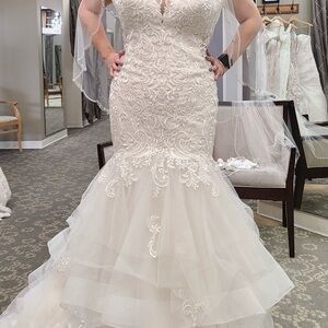 Morilee Alexis Mermaid wedding dress with veil. Never worn